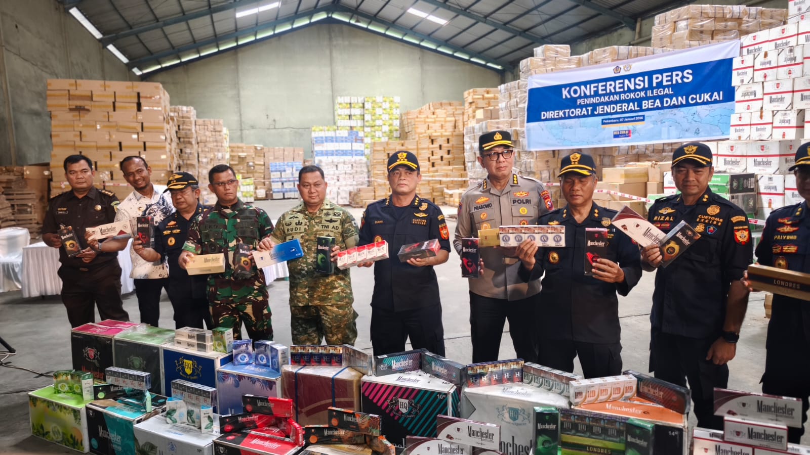 Gudang Rokok Ilegal di Pekanbaru Digrebek, 160 Juta Batang Rokok Disita