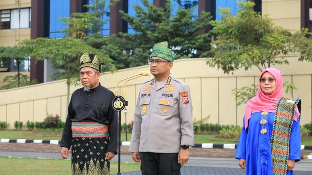 Personel Polda Riau Wajib Pakai Tanjak Tiap Jumat untuk Merawat Adab Melayu
