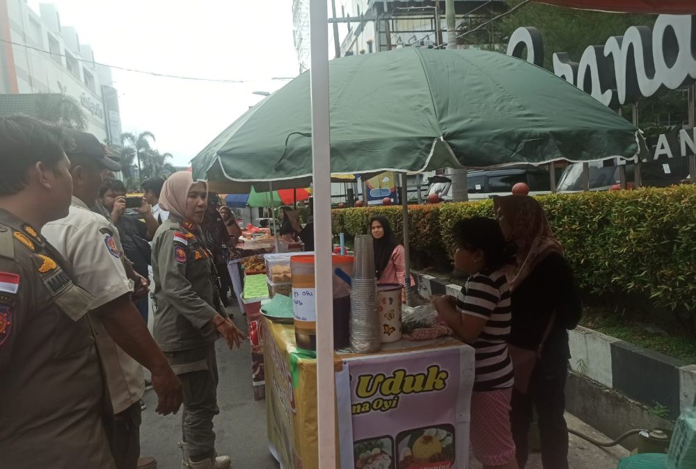 Satpol PP Pekanbaru Tindak Tegas Lapak PKL Takjil yang Picu Kemacetan