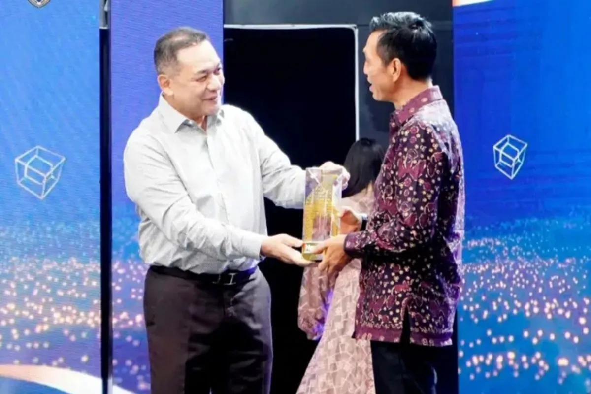 Bupati Batang Hari Raih Penghargaan Cahaya Hati Award 2026