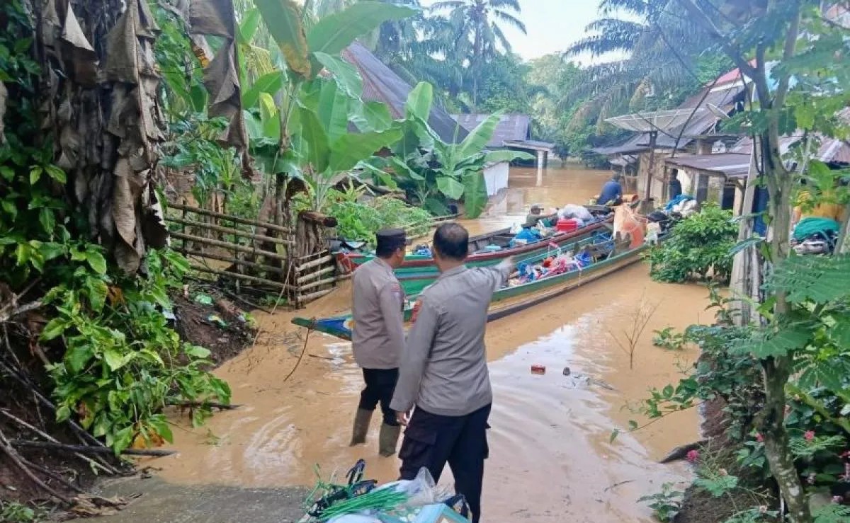 Banjir Rendam Merangin dan Sarolangun, Polda Jambi Kerahkan Personel Evakuasi dan Salurkan Bantuan