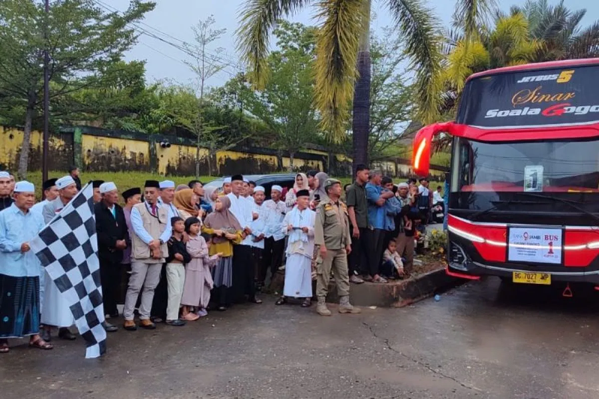 Bupati Merangin Lepas 101 Jemaah Haji Kloter 23, Total 380 Orang Berangkat Tahun Ini