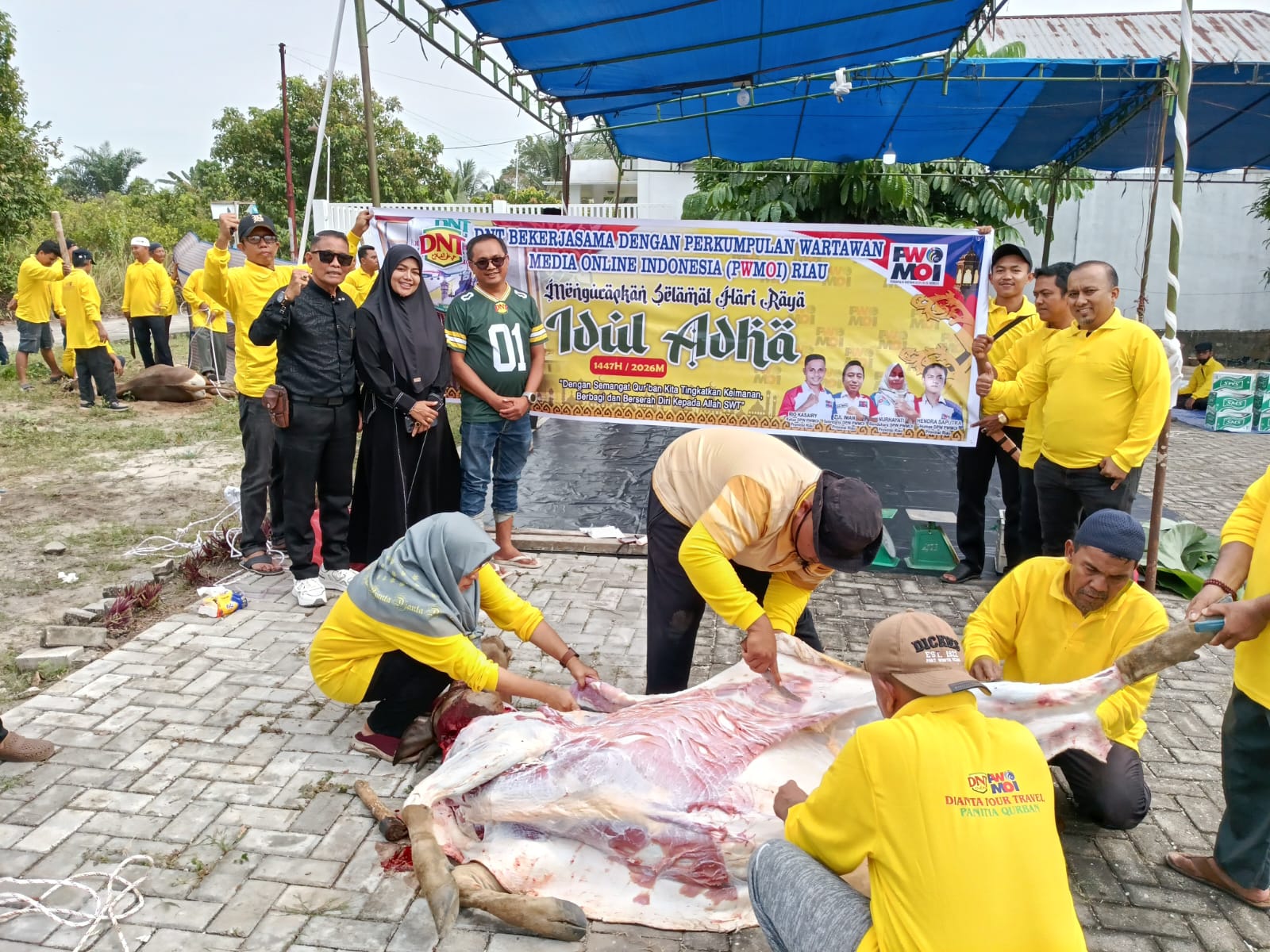 PWMOI Riau dan DNT Tour and Travel Sembelih 4 Sapi Kurban di Sungai Sibam