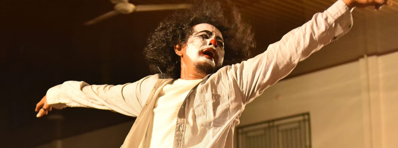 “Mengarak Teater” Sukses di Cerenti: 25 Peserta Class Acting, 200 Tiket Monolog Ludes