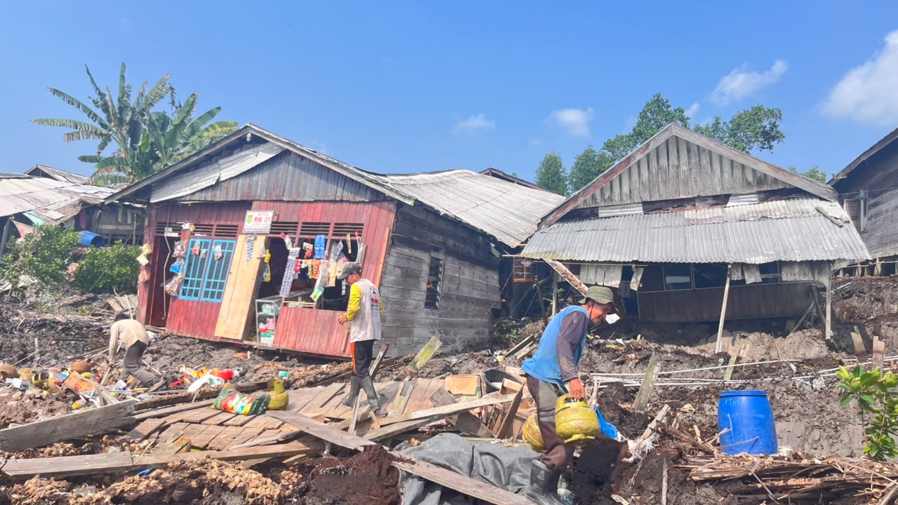 Bencana Abrasi Terjang Desa Sungai Nyiur Inhil, 5 Rumah dan Dermaga Apung Amblas ke Laut