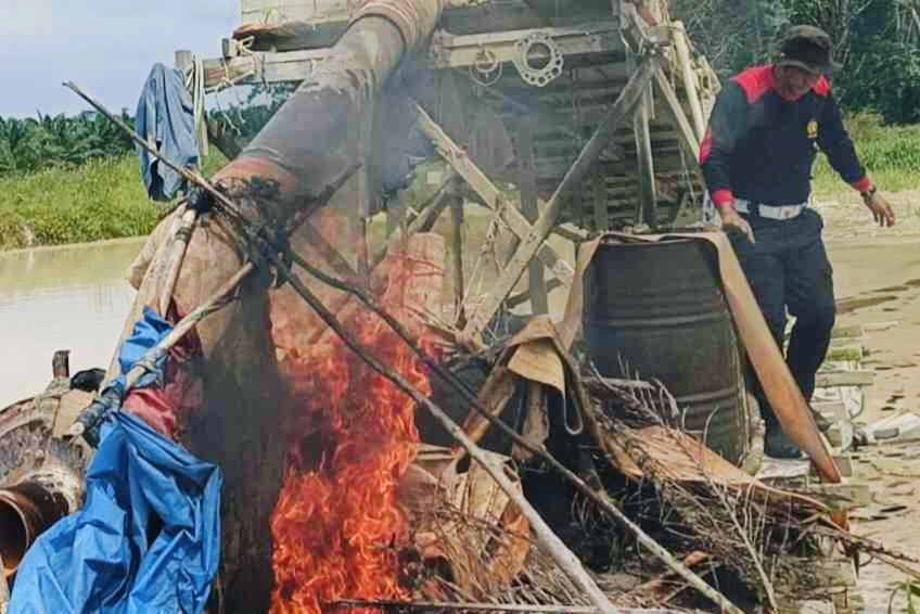 Tindak Tegas Aduan Warga, Polsek Kuantan Tengah Bakar Dua Rakit PETI di Desa Beringin Taluk