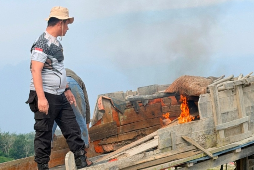 Tegas Berantas Penambangan Ilegal, Polsek Kuantan Tengah Bakar 5 Rakit Lanting di Sungai Sipaku