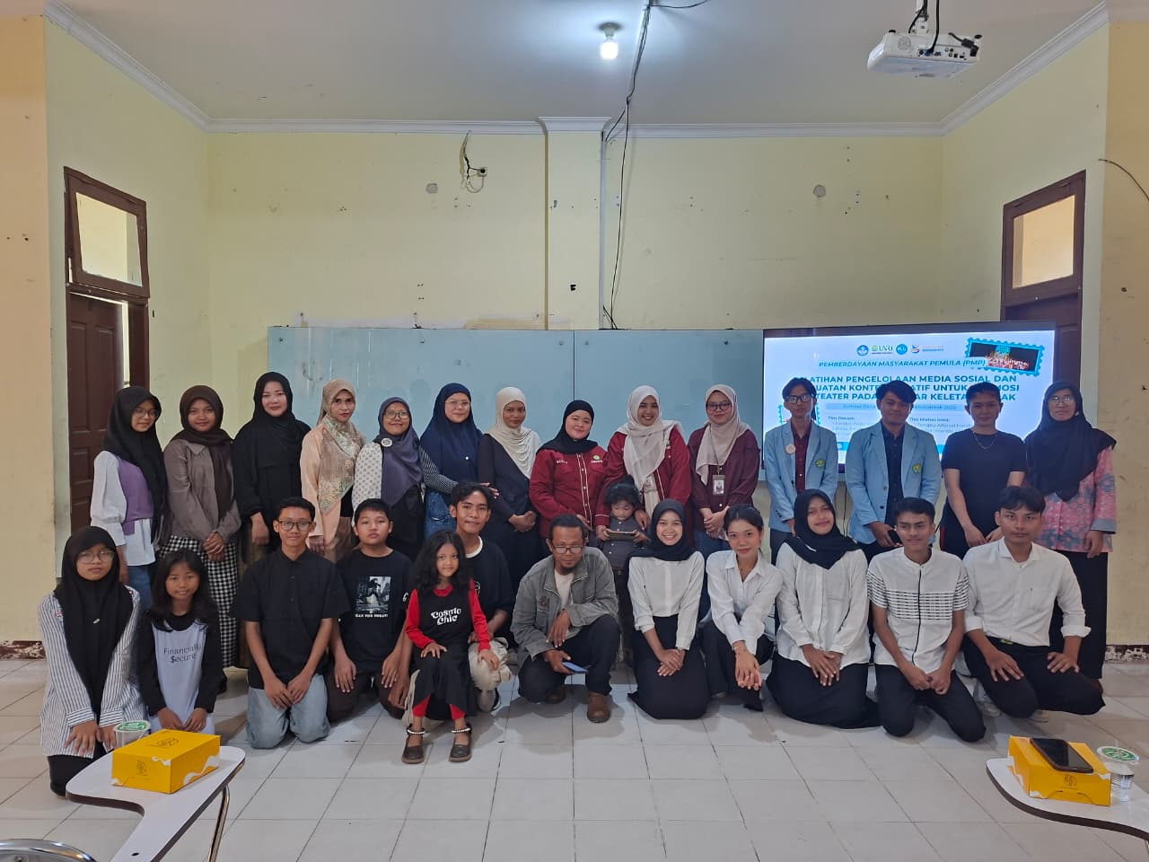 Strategi Baru di Era Digital: Tim Pengabdian Universitas Riau Bekali Sanggar Keletah Budak Keterampilan Konten Kreatif