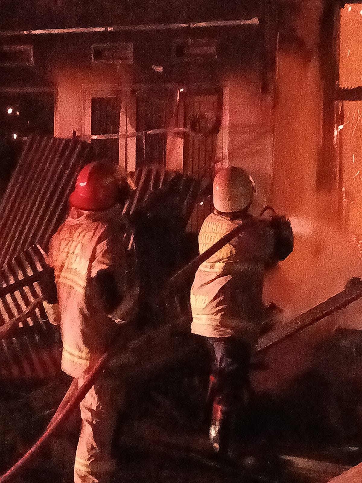 Rumah Dua Lantai di Marpoyan Damai Pekanbaru Ludes Terbakar, Pemadam Kerahkan 7 Armada