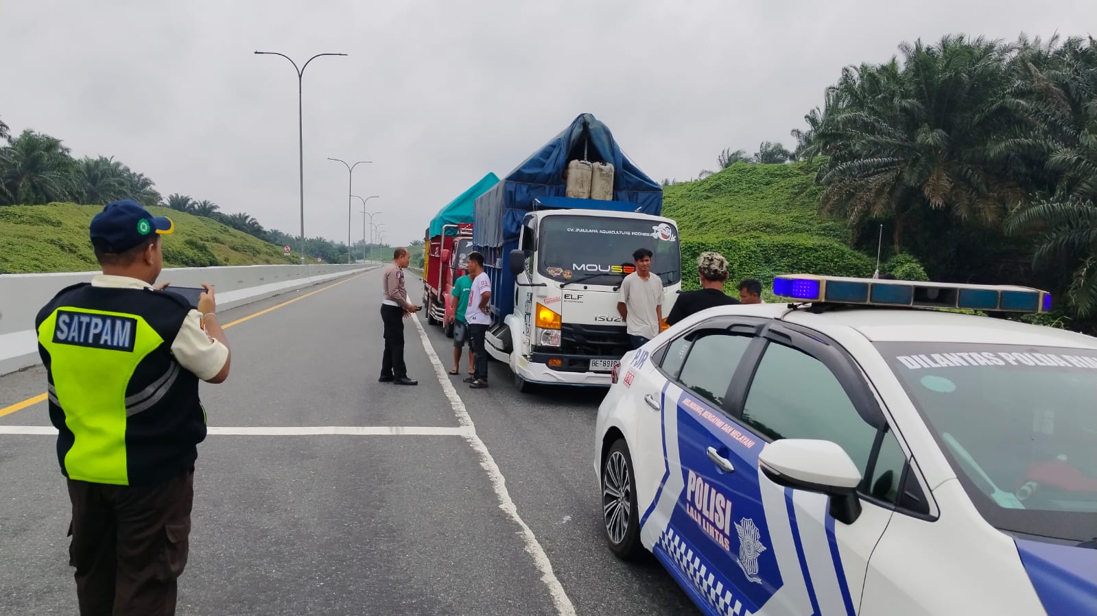 Tim PJR Ditlantas Polda Riau Bekuk Pelaku Pengeroyokan Sopir Truk di Tol Permai