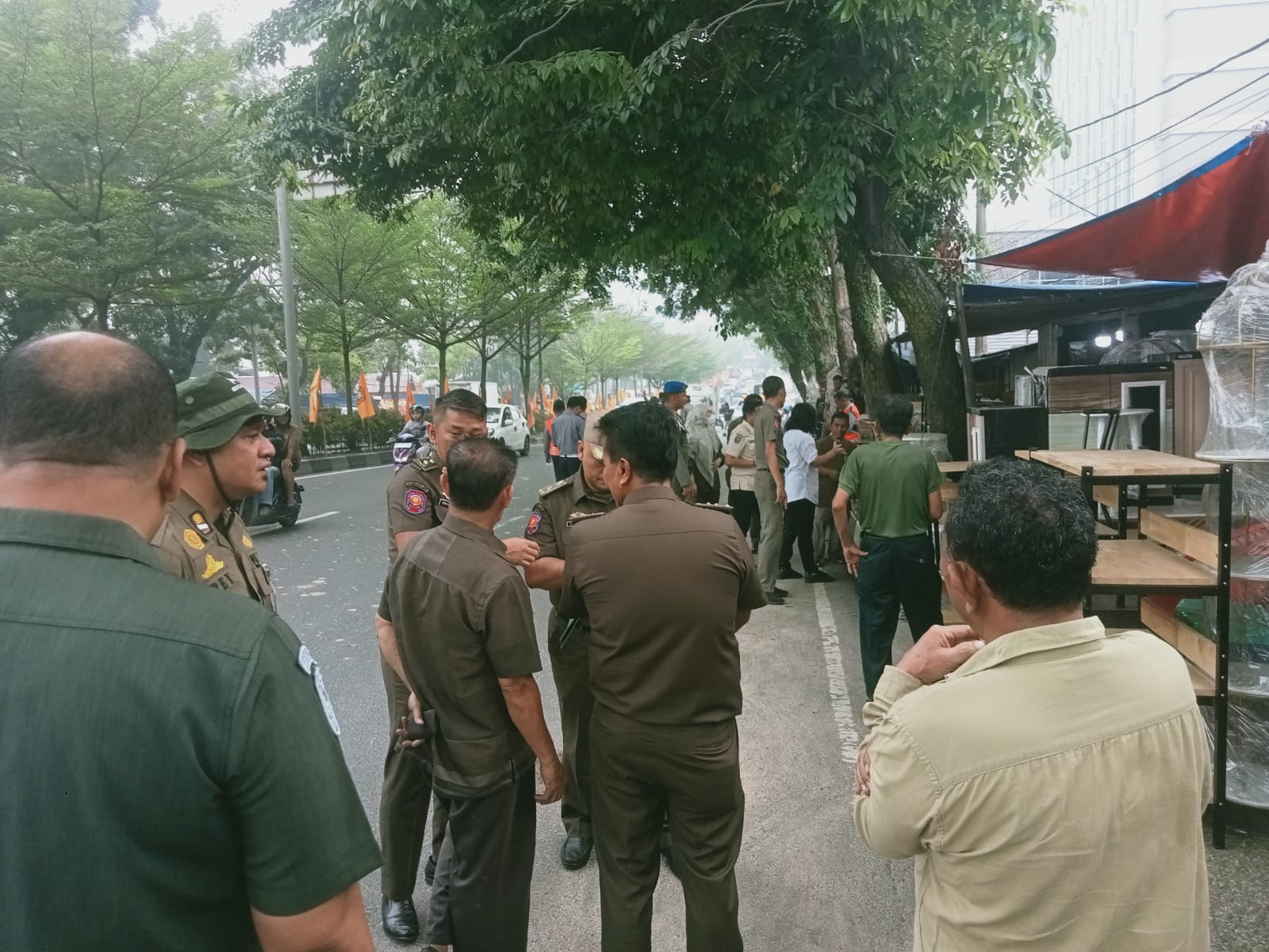 Gunakan Trotoar dan Bahu Jalan, Pemilik Toko Mebel di Jalan Sudirman Ditegur Satpol PP
