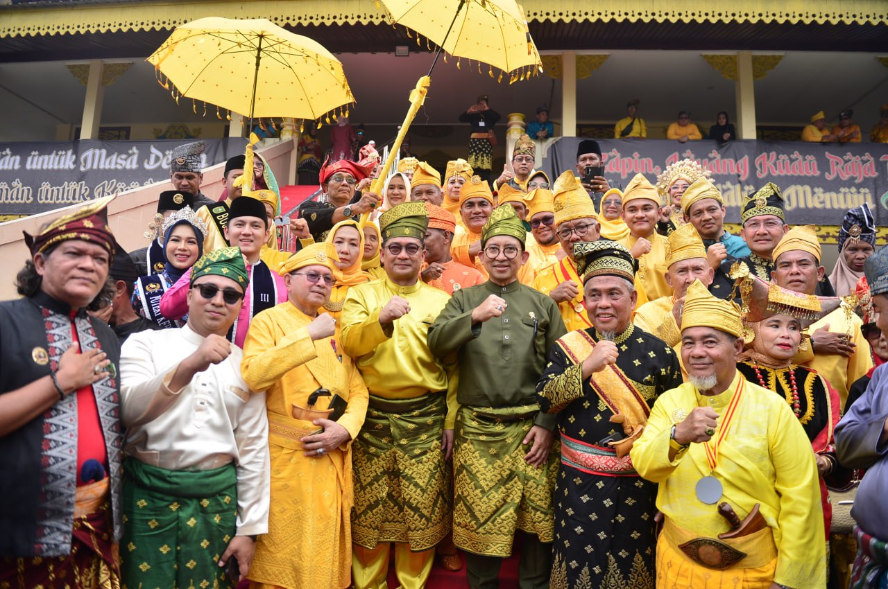 Puncak HKN 2026 di Riau, Menbud Fadli Zon Lepas Arak-arakan Keberagaman di LAMR