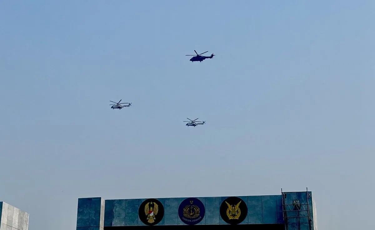 Tiba Naik Helikopter, Prabowo Pimpin Upacara HUT ke-81 TNI di Jakarta