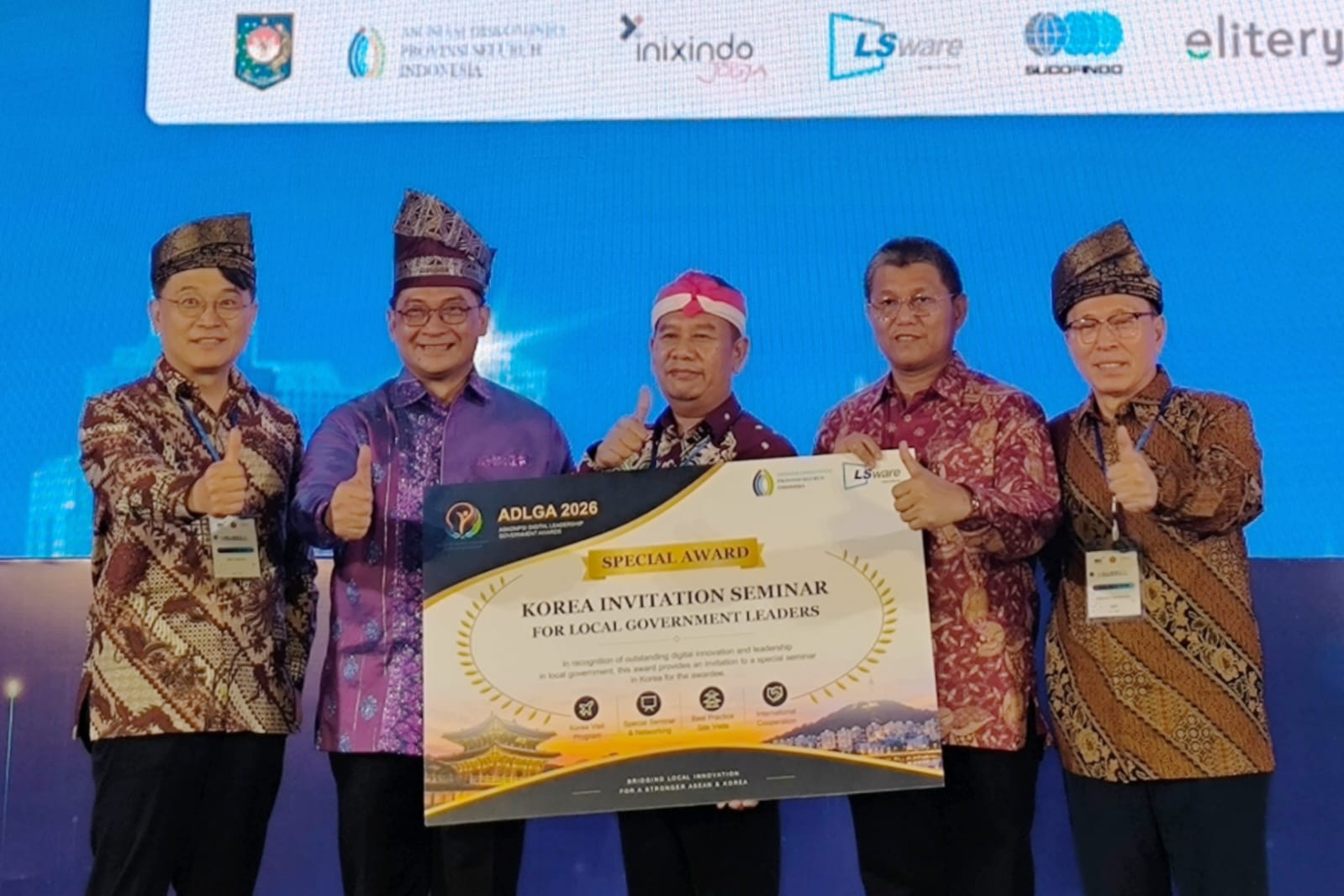 Pakai Tanjak Melayu, CEO LS Ware Korea Undang Sekda Riau ke Seminar Siber di Korsel