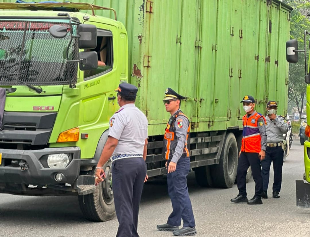 Terobos Kota dan Overload: 47 Truk Tonase Besar Ditilang Tim Gabungan di Pekanbaru